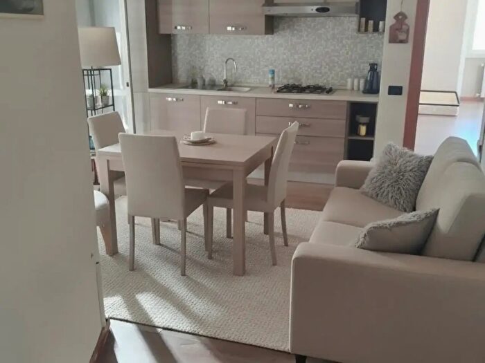 Appartamento quadrilocale in vendita in Via Bengasi Anglo Via Badaloni, Livorno