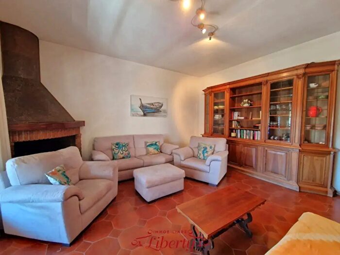 Casa con 7 locali in vendita in Viareggio