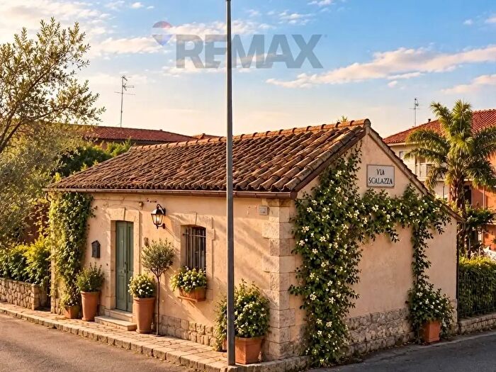 Casa quadrilocale in vendita in Via Scalazza, Aci Castello