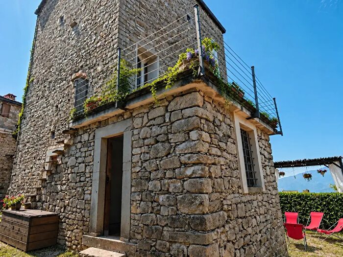 Casa con 7 locali in vendita in Villafranca In Lunigiana