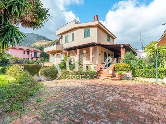 Casa con 7 locali in vendita in Via Piano San Michele, Altavilla Milicia