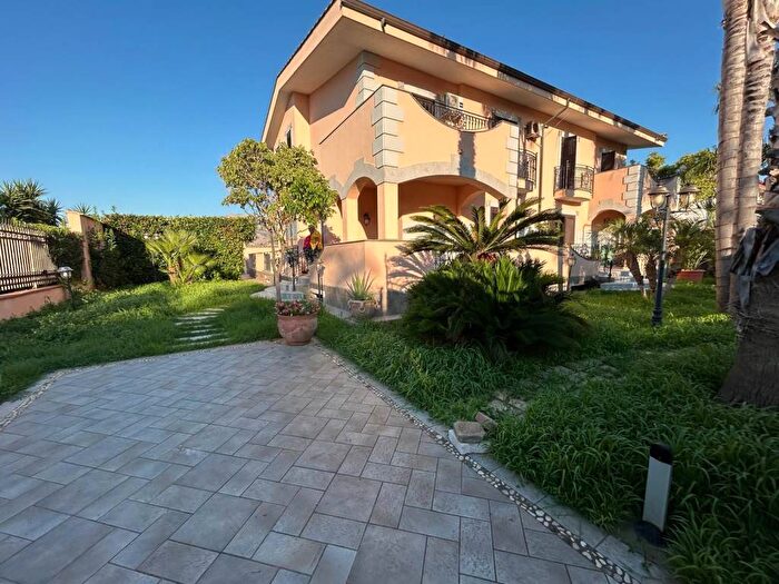 Casa con 6 locali in affitto in Via Aquila, Milioti, Carini