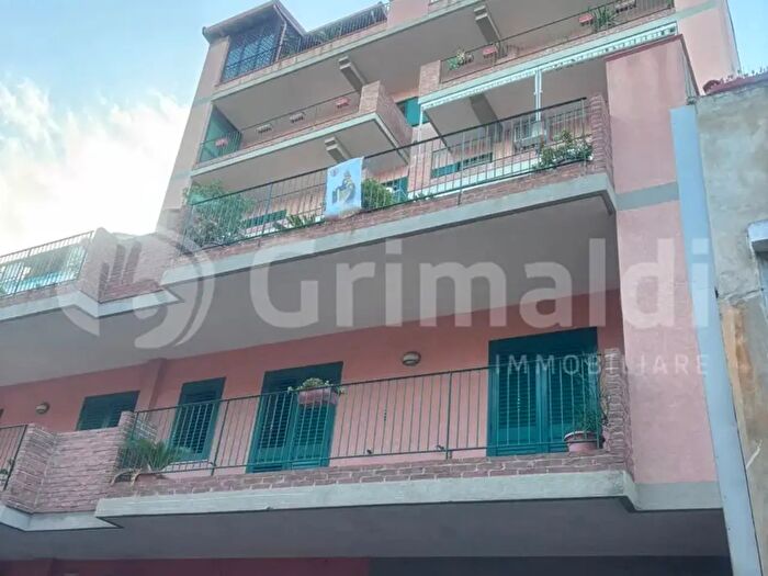 Appartamento trilocale in affitto in Via Roma, Scaletta Zanclea