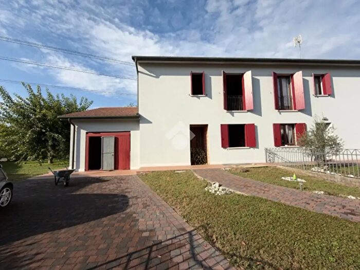 Casa quadrilocale in vendita in Piazza San Pio X, San Biagio Di Callalta
