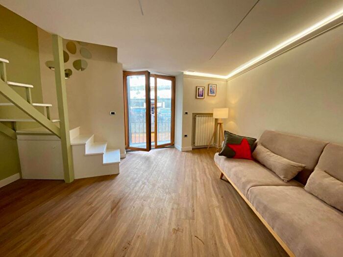 Appartamento trilocale in affitto in Via SCarlo Alle Mortelle, Chiaia, Napoli