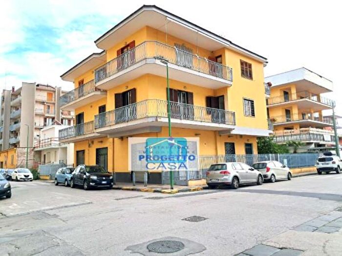 Appartamento con 6 locali in vendita in Via Montagna, Marigliano