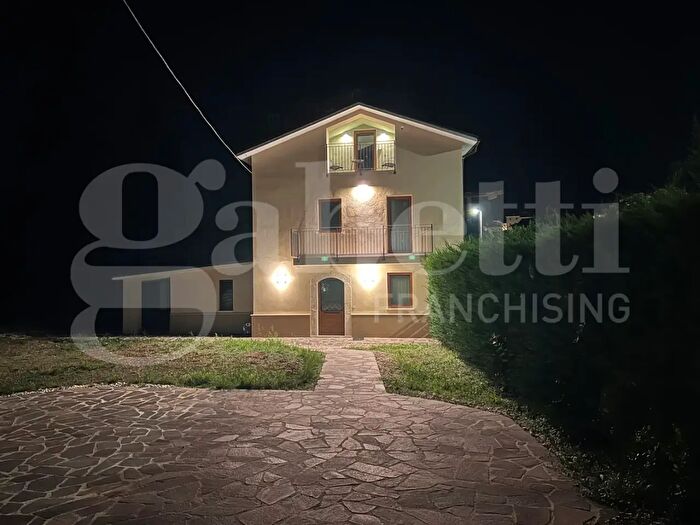 Casa trilocale in vendita in Via delle Cese Snc, Rocca Di Mezzo