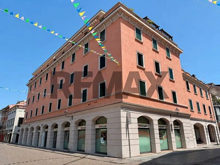 Appartamento con 5 locali in vendita in Via Passerini, Guastalla