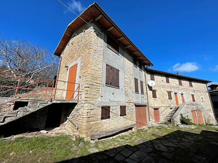 Casa con 7 locali in vendita in Via Fossa Velago, Neviano Degli Arduini