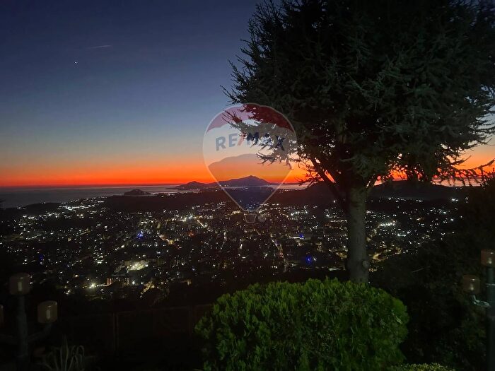 Casa con 7 locali in vendita in Via Mandracchio a Nazareth, Napoli