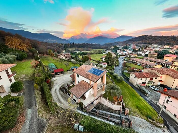 Casa con 6 locali in vendita in Via Benecco, Gavardo