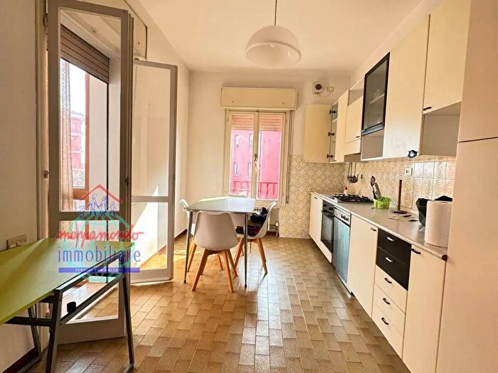 Appartamento con 6 locali in vendita in Via Carpeggiani, Cento