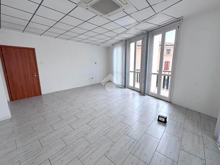 Appartamento con 6 locali in vendita in Via S Martino, Volta Mantovana