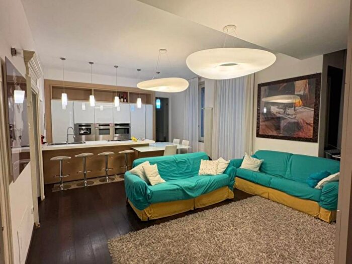 Appartamento trilocale in affitto in Corso San Gottardo, Milano