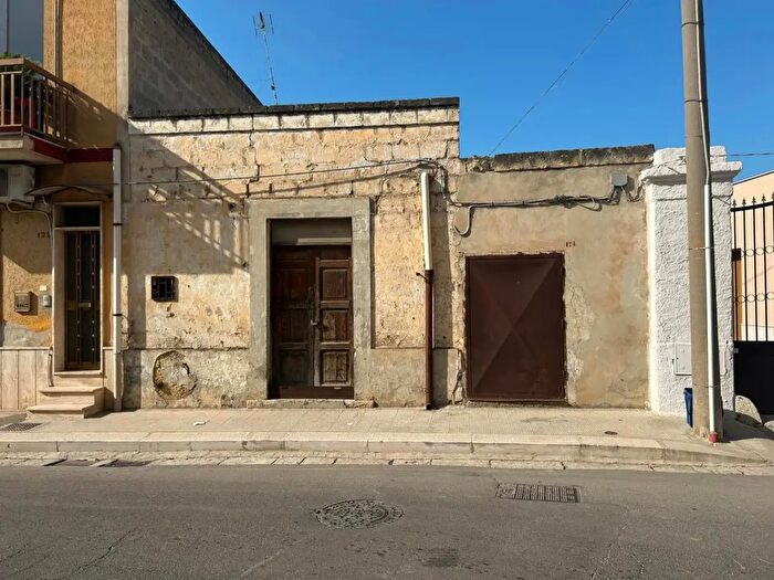 Casa bilocale in vendita in Via Alcide De Gasperi, Canosa Di Puglia
