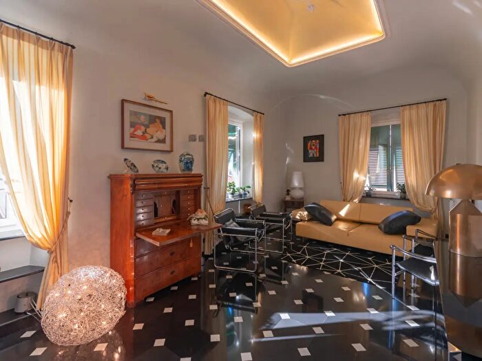 Appartamento con 10 locali in vendita in Via San Giuliano, Genova
