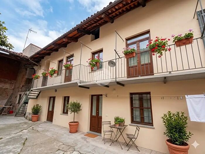 Casa con 10 locali in vendita in Via Cernaia, Gassino Torinese