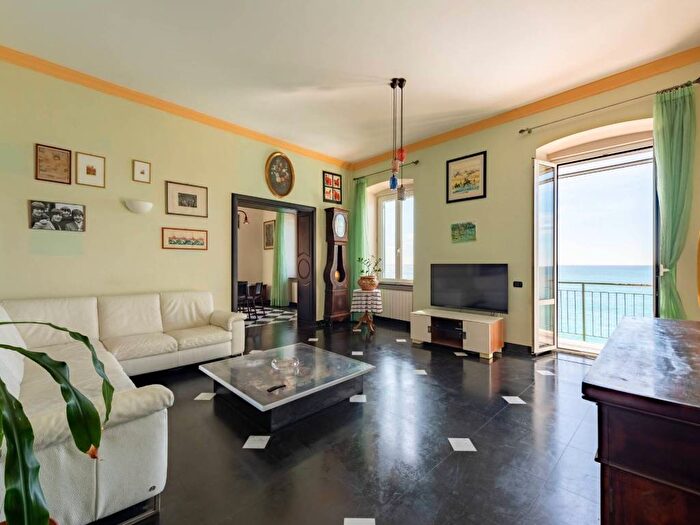 Appartamento trilocale in affitto in Via Andrea Provana di Leyni, Nervi, Genova