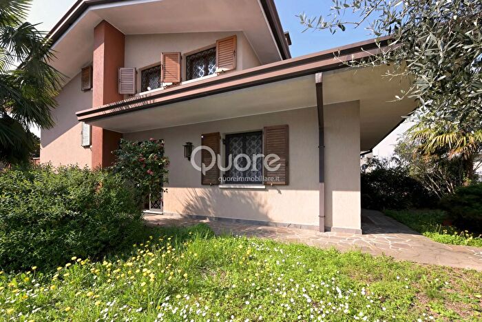 Casa con 6 locali in vendita in Via Carnia, Codroipo