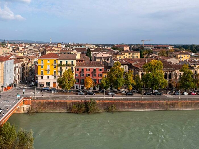 Appartamento quadrilocale in affitto in Lungadige Porta Vittoria, Veronetta, Verona