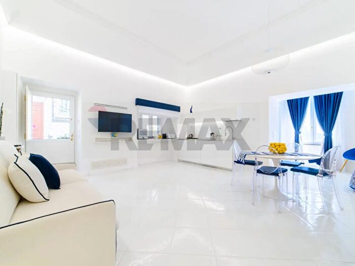 Appartamento quadrilocale in vendita in Via Castiglione, Ravello