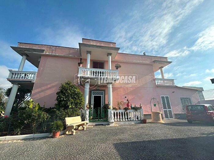 Casa con 6 locali in vendita in Viale Lenin, Castel Volturno