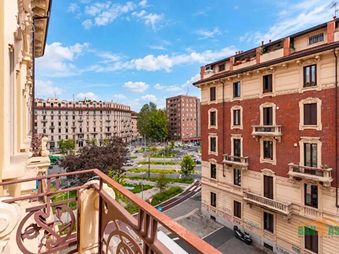 Appartamento trilocale in vendita in Piazza Caiazzo, Milano
