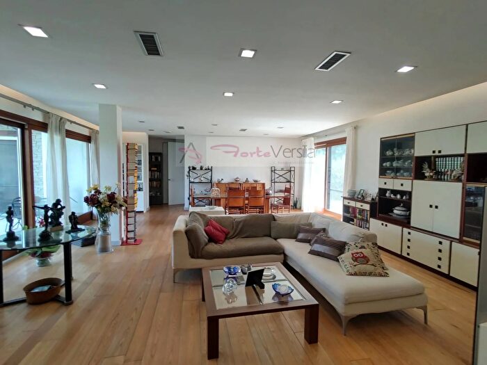 Casa con 10 locali in vendita in Via Romana, Montignoso