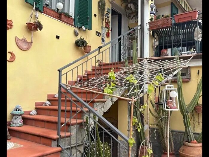 Casa con 10 locali in vendita in Brugnato