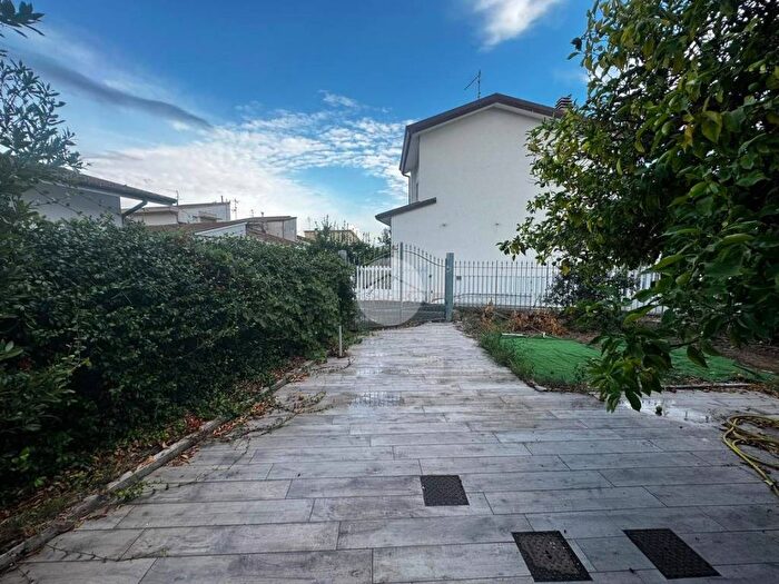 Casa trilocale in vendita in Appartamento in villa Via Ciro Kitto Bertini, Torre del Lago, Viareggio