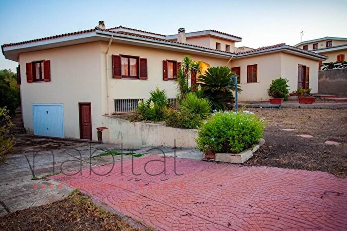 Casa con 16 locali in vendita in Via della Ferula, Olbia