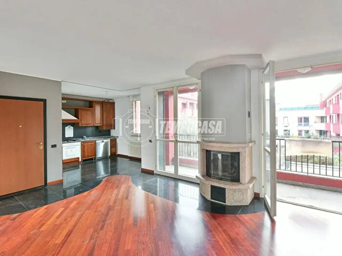 Appartamento trilocale in vendita in Via Martinelli, Pusiano