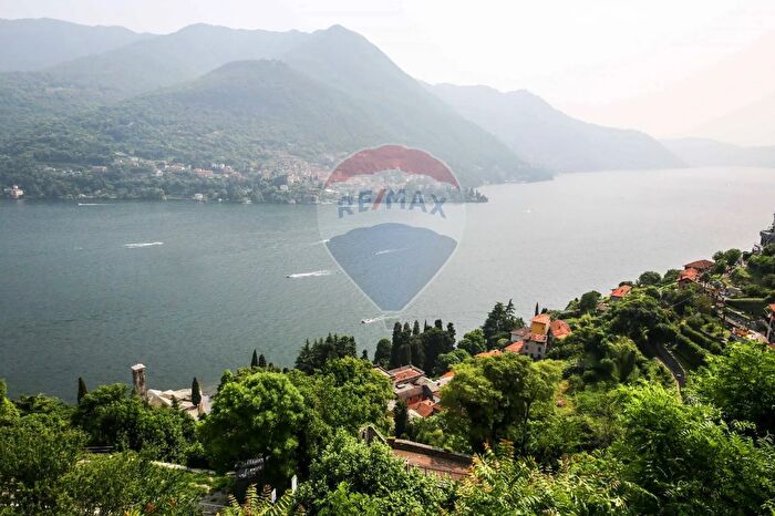 Casa quadrilocale in vendita in Carate Urio