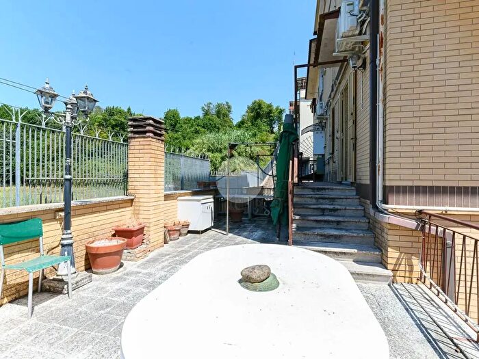 Appartamento trilocale in vendita in Via Ponsacco, Roma
