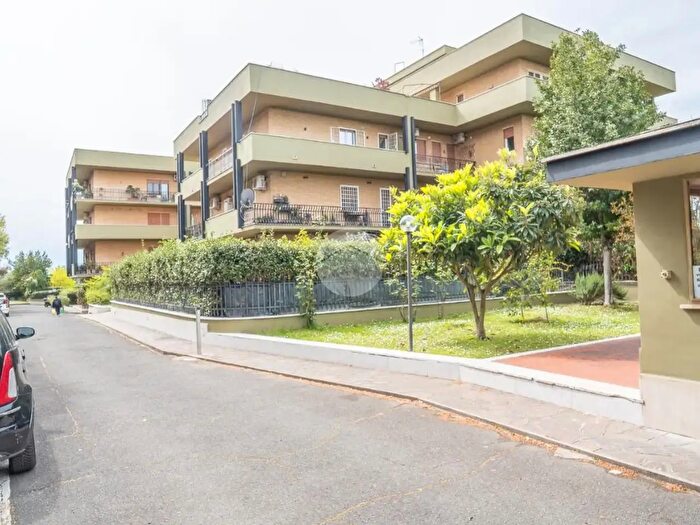 Appartamento trilocale in vendita in Via Sarteano, Roma