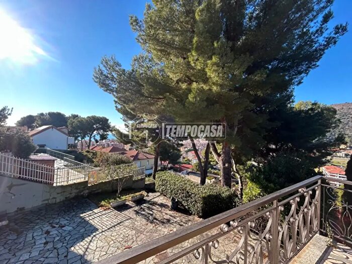 Casa con 7 locali in vendita in Via San Luigi, Andora