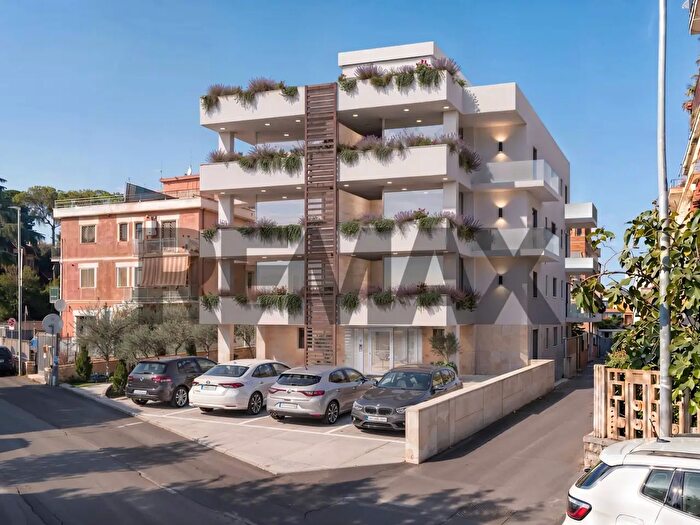 Appartamento trilocale in vendita in Via Serravalle Scrivia, Roma