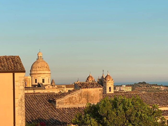 Appartamento con 8 locali in vendita in Noto