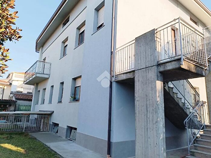 Appartamento con 5 locali in vendita in Via Isonzo, Seveso