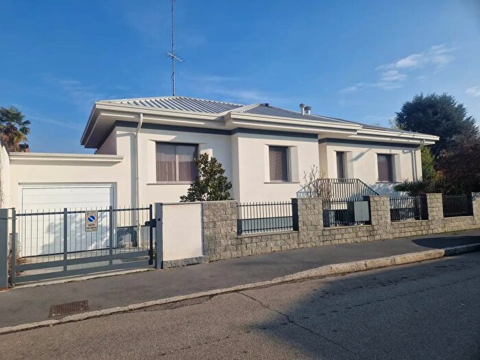 Casa con 7 locali in vendita in Via Palestrina, Garbagnate Milanese