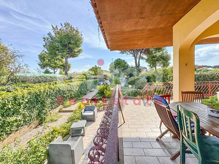 Appartamento quadrilocale in vendita in Via Eschilo, Axa, Roma