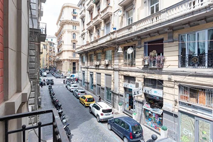 Appartamento con 10 locali in vendita in Via Agostino Depretis Napoli, Napoli