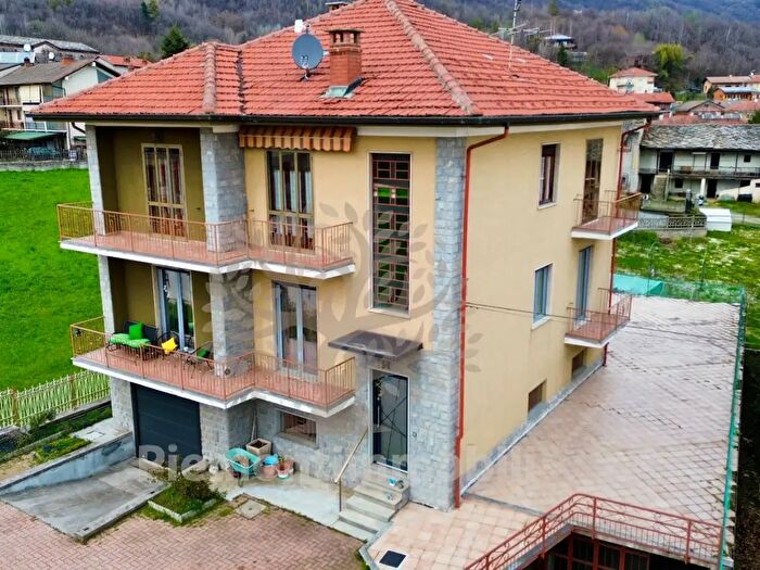 Casa con 10 locali in vendita in Via Santuario, Giaveno