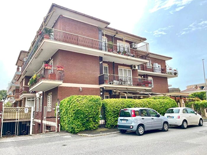 Appartamento trilocale in vendita in Via Dipignano, Roma