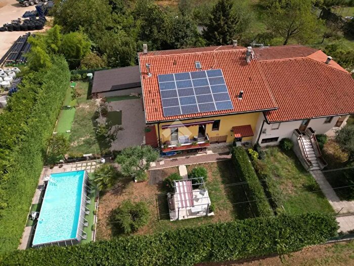 Casa con 8 locali in vendita in Via Martiri della Libertà, San Vito Di Leguzzano