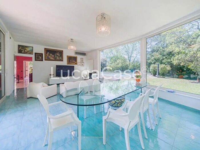 Casa con 11 locali in vendita in T, Lucca