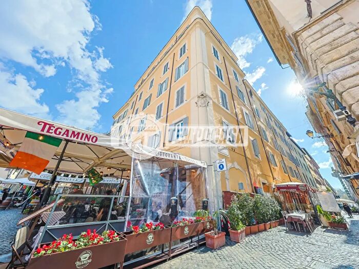 Appartamento trilocale in vendita in Piazza Campo De' Fiori, Roma