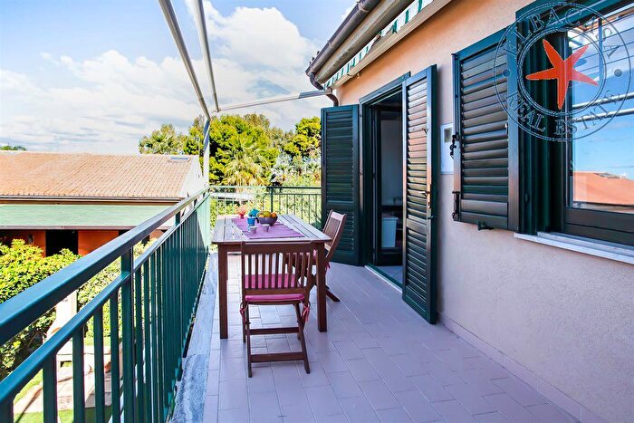 Appartamento trilocale in vendita in Campofelice Di Roccella