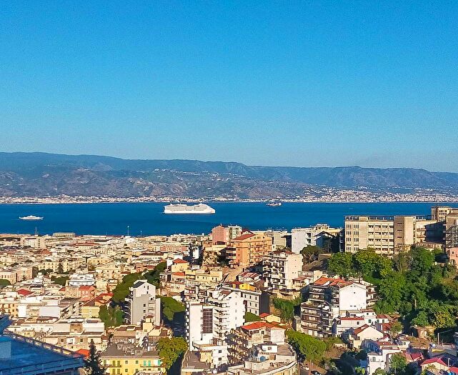 Appartamento con 6 locali in vendita in Via Ducezio, Messina