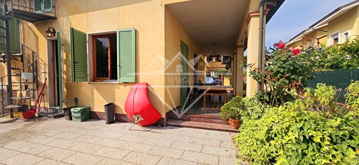 Casa con 5 locali in affitto in Massa